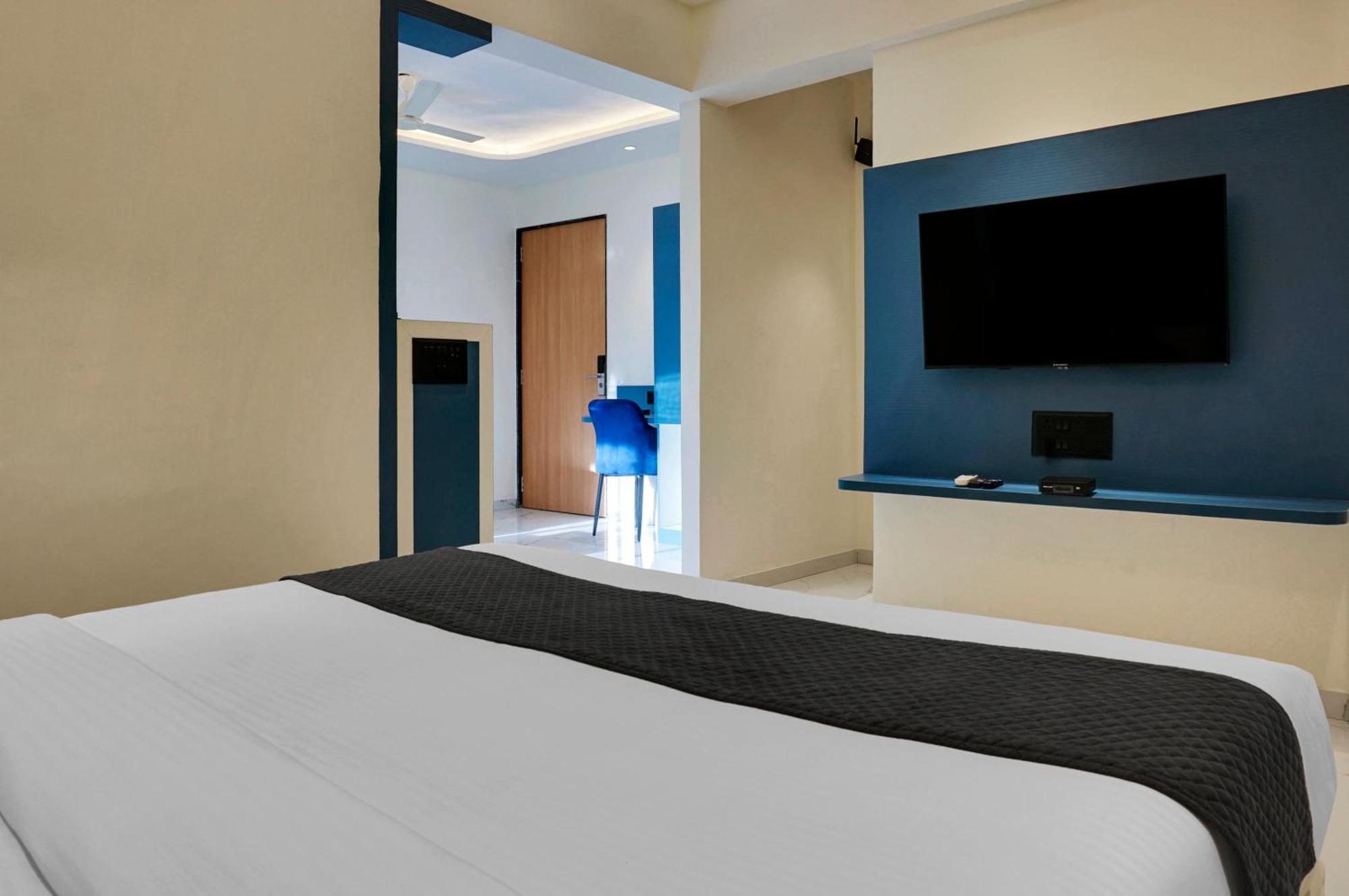 Palm Suites Baner- Indian Nationals Only بونة المظهر الخارجي الصورة